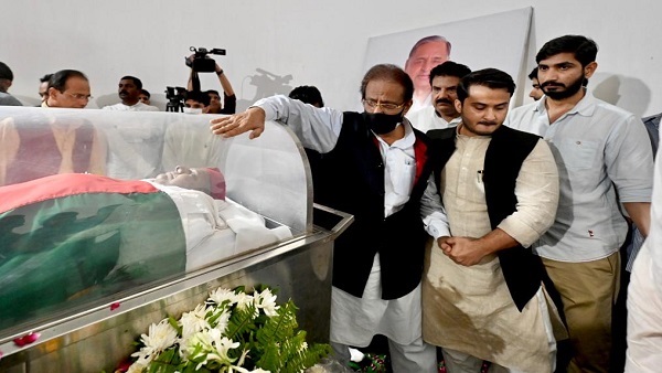 आजम खान ने नम आंखों से दी विदाई आजम खान ने नम आंखों से दी विदाई