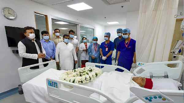राजनीतिक सफर छोड़, अनंत सफर पर निकल चुके हैं मुलायम