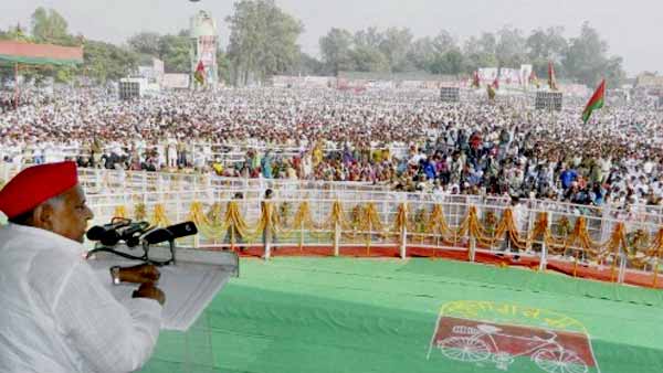 मुलायम सिंह को देखने के लिए खचाखच भरा था मैदान