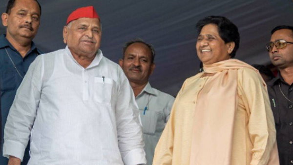राजनीतिक प्रतिद्वंदिता के बाद भी मायावती के साथ मंच साझा किया राजनीतिक प्रतिद्वंदिता के बाद भी मायावती के साथ मंच साझा किया