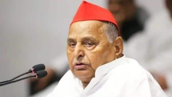 सीएम योगी ने सैफई पहुंचकर दी मुलायम का श्रद्धांजलि