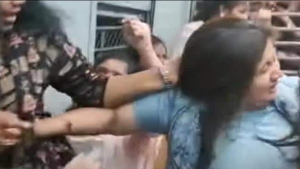 महिला कांस्टेबल कर रही थीं झगड़े को रोकने की कोशिश महिला कांस्टेबल कर रही थीं झगड़े को रोकने की कोशिश