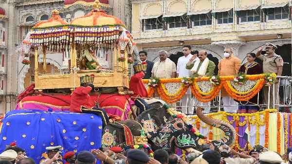 हाथी पर देवी मां की शोभा यात्रा