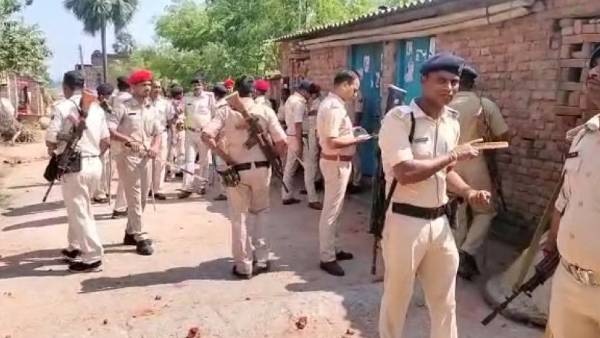 ग्रामीणों के हमले में कई पुलिस के जवान घायल ग्रामीणों के हमले में कई पुलिस के जवान घायल