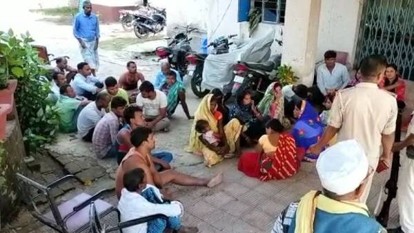 ग्रामीणों ने किया पुलिस की टीम पर हमला ग्रामीणों ने किया पुलिस की टीम पर हमला