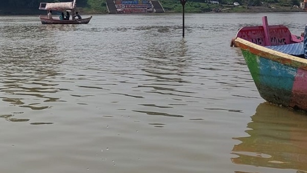 पूरी रात नर्मदा की उफनती लहरों पर जीवन के लिए संघर्ष किया