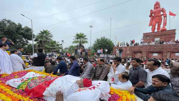 बूंदाबांदी के बीच अंतिम दर्शनों के लिए उमड़ी लाखों की भीड़ 