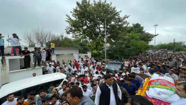 अपने चेहते नेता के अंतिम संस्कार में शामिल होने पहुंचे लोग 