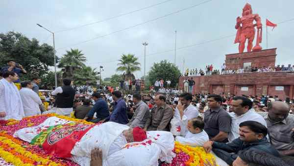 कई दिग्गज नेताओं ने दी नेताजी को अंतिम विदाई 