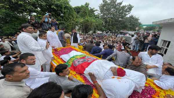 प्रशंसकों के सैलाब ने तोड़ी पुलिस की बैरिकेटिंग 