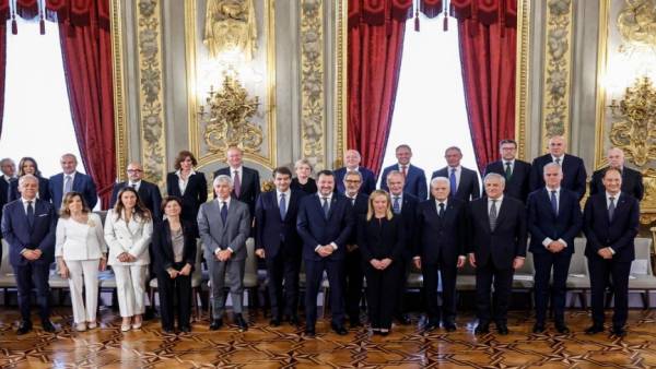 मुसोलिनी की कट्टर समर्थक हैं मेलोनी