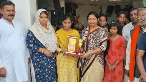 सांसद बदायूं ने प्रतीक चिन्ह देकर सम्मानित किया