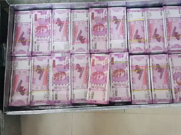 2 हजार की नकली नोटों का जत्था बरामद 