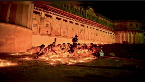 मान्यता है कि दीपावली पर दीप जलाने से माता लक्ष्मी प्रसन्न होती हैं