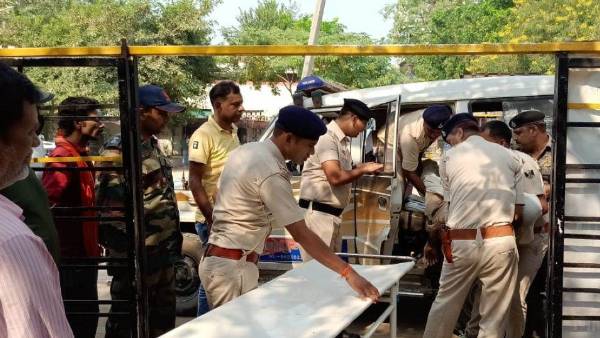 20 फीट गहरे पानी में डूबी नाव 20 फीट गहरे पानी में डूबी नाव