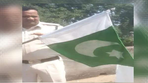 पुलिस ने झंडे को किया जप्त पुलिस ने झंडे को किया जप्त