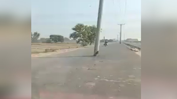 सड़क के बीचों-बीच लगाए बिजली के पोल सड़क के बीचों-बीच लगाए बिजली के पोल