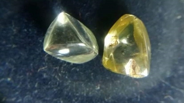 वृंदावन हीरा खदान घूमने आया था और टहलते हुए 20 लाख का हीरा मिल गया