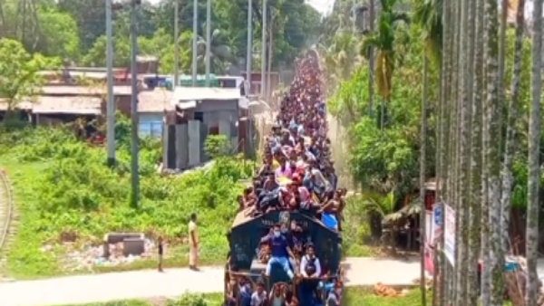 ट्रेन की छत पर जान जोखिम में डालकर बैठे नजर आए यात्री 