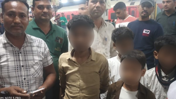 खेल खेल में निकले थे घर से बाहर खेल खेल में निकले थे घर से बाहर
