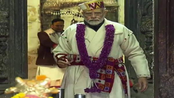 सफेद पोशाक, पहाड़ी टोपी और कमर पर साफा मोदी का अंदाज खास सफेद पोशाक, पहाड़ी टोपी और कमर पर साफा मोदी का अंदाज खास