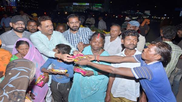 गरीब परिवारों की बीच बांटी खुशियां 