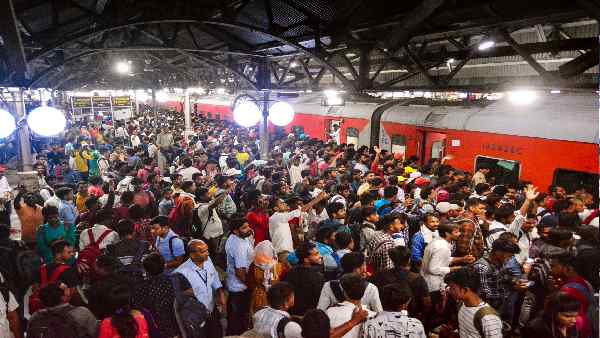 यात्रियों की भीड़ को देखते हुए रेलवे खास इंतजाम किए