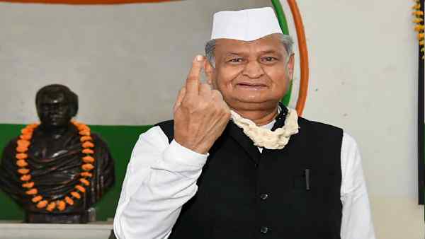 इंदिरा गांधी ने ही पहली बार केंद्र में मंत्री बनाया