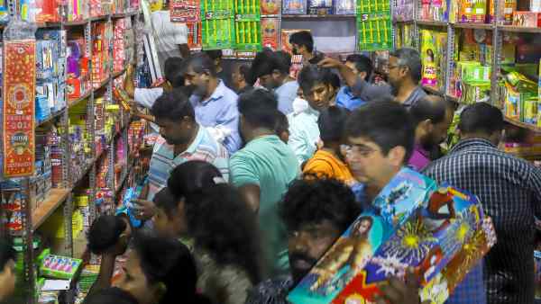 पटाखों की गुपचुप बिक्री, सरकार और अदालत