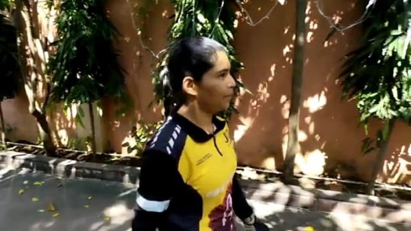 साइकिल यात्रा के दौरान योग का प्रचार करती हैं