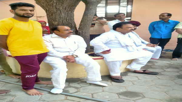 राजनेताओं के संकट मोचक है हनुतिया हनुमान