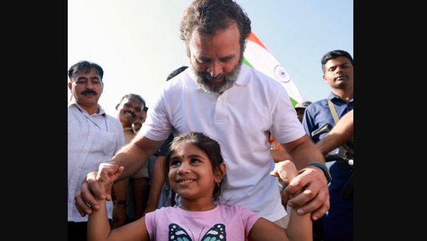 डंडिया के साथ डांस करते दिखे राहुल गांधी 