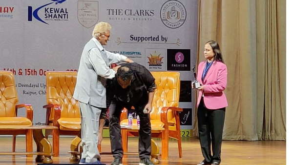 अनुराग बसु ने किया संतोष जैन का किया चरण स्पर्श 