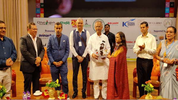 जुटी मशहूर हस्तियां 