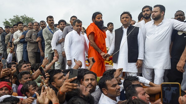 अंतिम यात्रा में रामदेव ने थामा हाथ अंतिम यात्रा में रामदेव ने थामा हाथ