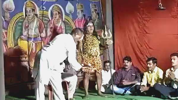 मंच पर पहुंचते ही आने लगा था पसीना