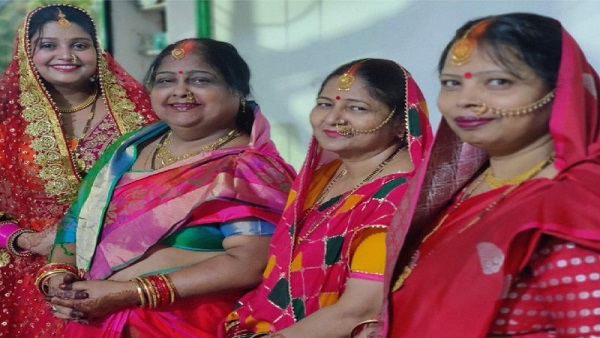 रंग-बिरंगे परिधान में नजर आई महिलाएं