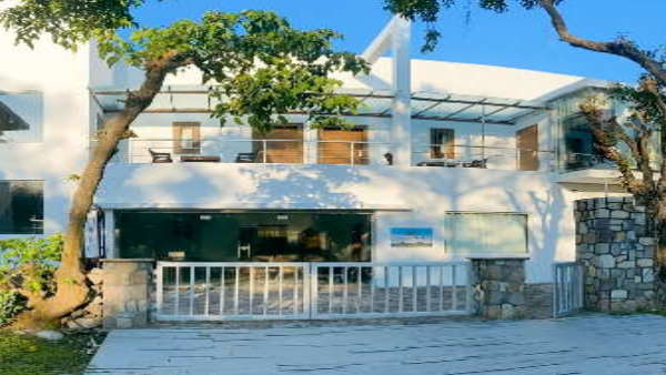 वनंतरा रिजॉर्ट में वीआईपी के लिए स्पेशल सुइट रिजर्व किए जाते थे वनंतरा रिजॉर्ट में वीआईपी के लिए स्पेशल सुइट रिजर्व किए जाते थे