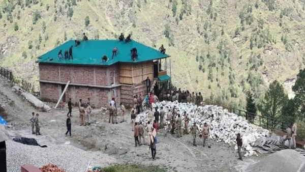 सरकारी भूमि पर अतिक्रमण की पुष्टि के बाद नोटिस चस्पा कर दिया गया सरकारी भूमि पर अतिक्रमण की पुष्टि के बाद नोटिस चस्पा कर दिया गया