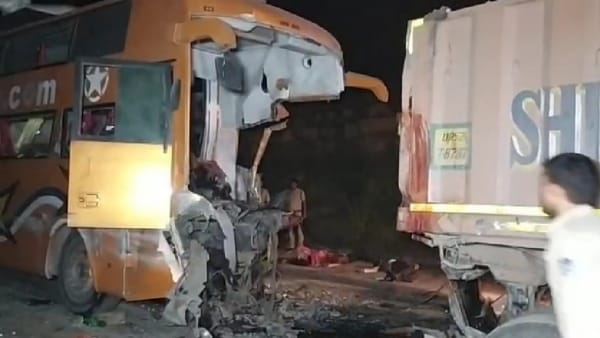 हैदराबाद से गोरखपुर जा रही थी बस