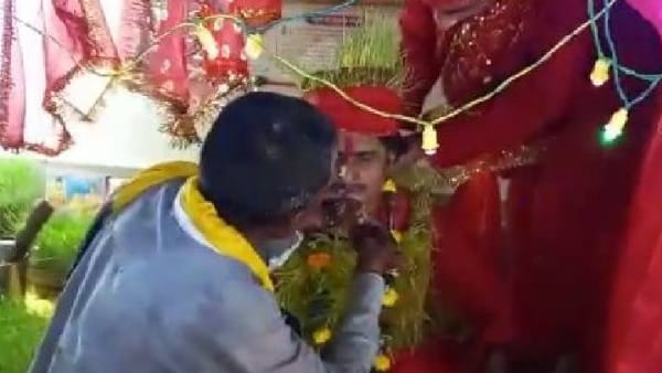 शर्ट बनाकर शरीर में बोए जवारे शर्ट बनाकर शरीर में बोए जवारे