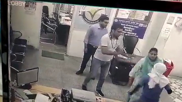 नकाब लगाकर आया था लुटेरा
