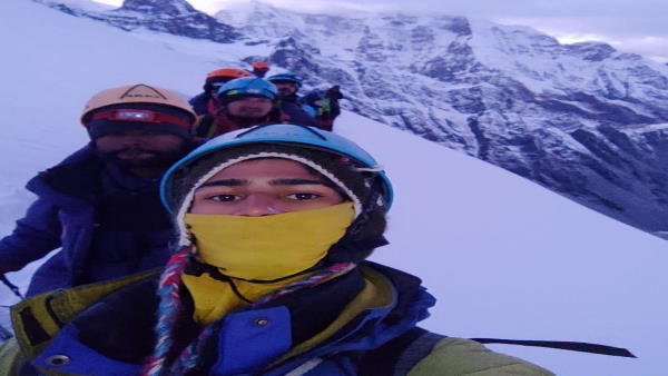 हादसे में मौत के मुंह से बचकर आए टिहरी के रोहित 