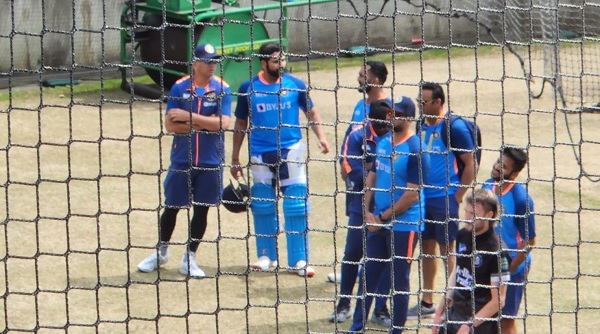 बाए हाथ से थ्रो डाउन गेंदबाजी पर बैटिंग बाए हाथ से थ्रो डाउन गेंदबाजी पर बैटिंग