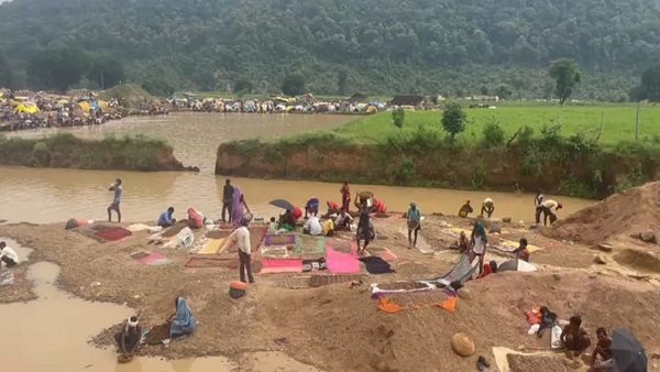 यह कोई मेला नहीं, हीरे तलाश रहे हैं