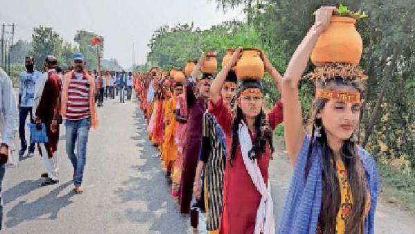 व्रती महिलाएं एक साथ करती हैं पूजा-अर्चना व्रती महिलाएं एक साथ करती हैं पूजा-अर्चना