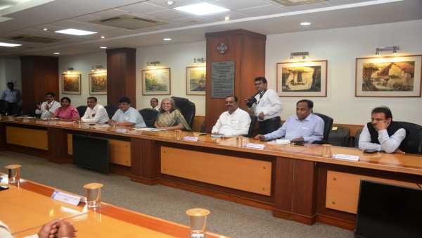 चेयरमैन सोमा मण्डल ने ली परफाॅरमेंस मीटिंग चेयरमैन सोमा मण्डल ने ली परफाॅरमेंस मीटिंग