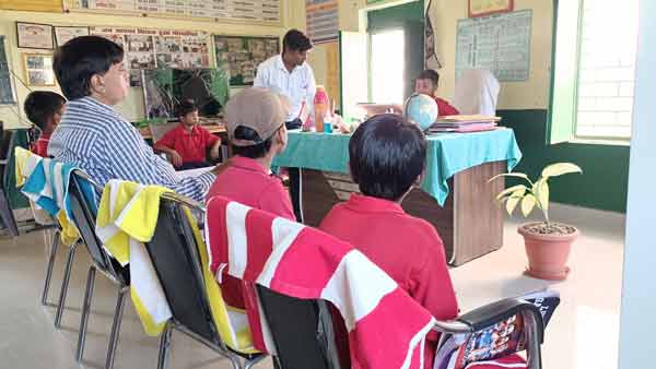 3000 पुस्तकों से भरा है पुस्तकालय