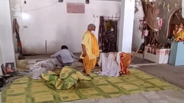 पुजारी ने मां को मंदिर में दफनाया, प्रशासन ने खुदवाई समाधि पुजारी ने मां को मंदिर में दफनाया, प्रशासन ने खुदवाई समाधि