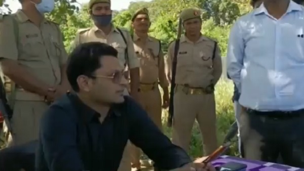 बाढ़ पीड़ितों को राहत शिविर की जानकारी दे रहे थे अधिकारी 